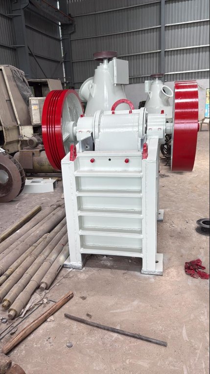 Jaw crusher white finish standalone