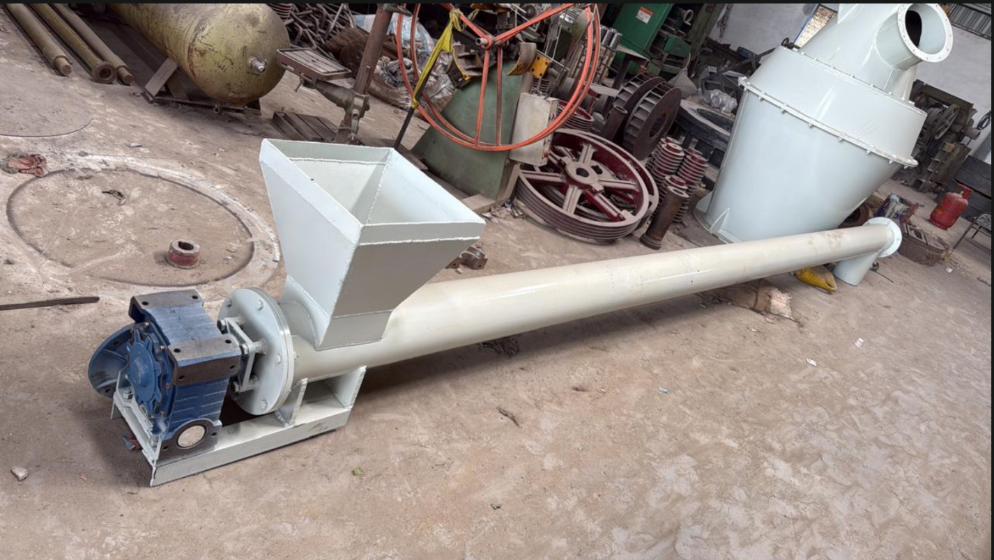 Screw conveyor feeder with cyclone